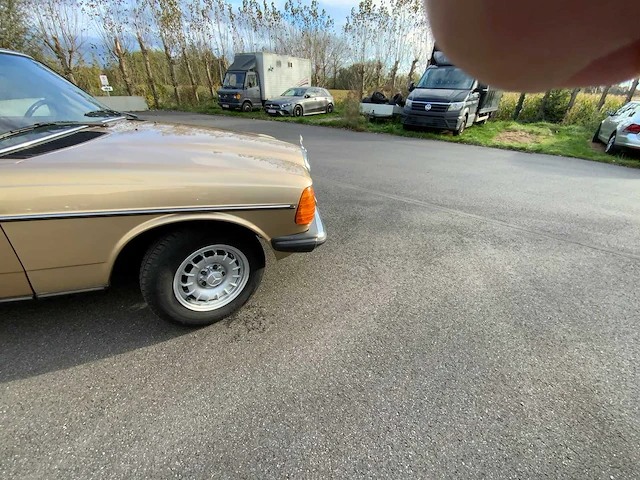 Mercedes - w123 - 300d - oldtimer - afbeelding 32 van  32