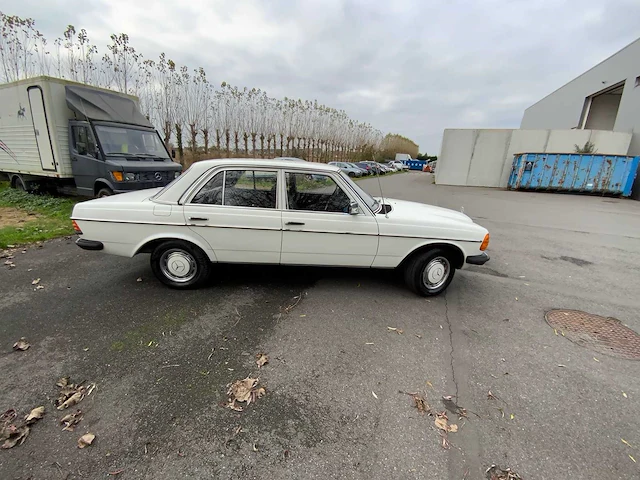 Mercedes - w123 240d - 240d - oldtimer - afbeelding 3 van  30