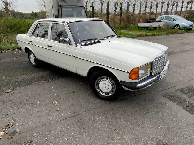 Mercedes - w123 240d - 240d - oldtimer - afbeelding 1 van  30