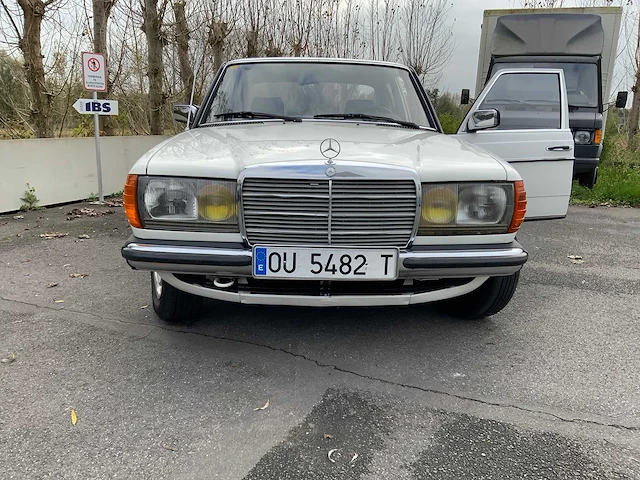 Mercedes - w123 240d - 240d - oldtimer - afbeelding 12 van  30