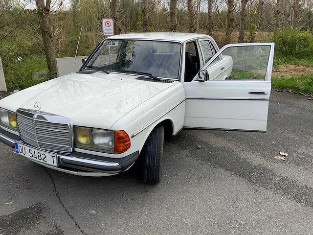 Mercedes - w123 240d - 240d - oldtimer - afbeelding 23 van  30