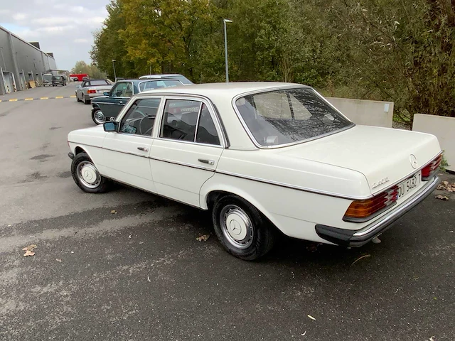 Mercedes - w123 240d - 240d - oldtimer - afbeelding 27 van  30