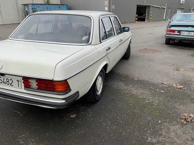 Mercedes - w123 240d - 240d - oldtimer - afbeelding 30 van  30