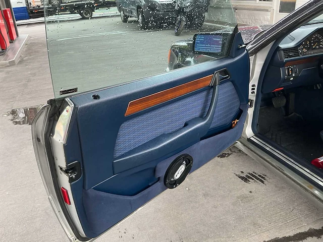 Mercedes 230 oldtimer uit 1990 - afbeelding 2 van  41