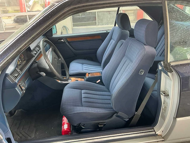 Mercedes 230 oldtimer uit 1990 - afbeelding 3 van  41