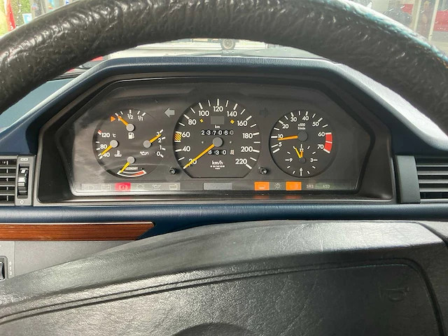 Mercedes 230 oldtimer uit 1990 - afbeelding 4 van  41