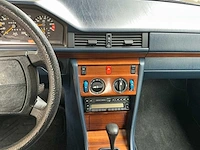 Mercedes 230 oldtimer uit 1990 - afbeelding 5 van  41