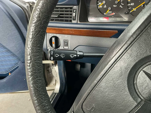 Mercedes 230 oldtimer uit 1990 - afbeelding 8 van  41