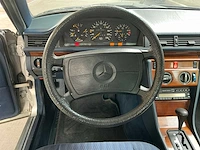 Mercedes 230 oldtimer uit 1990 - afbeelding 9 van  41