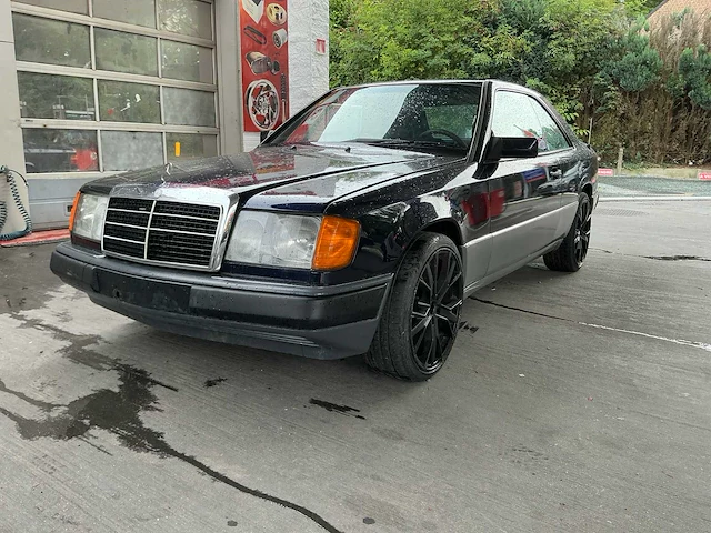Mercedes 230 oldtimer uit 1990 - afbeelding 1 van  41