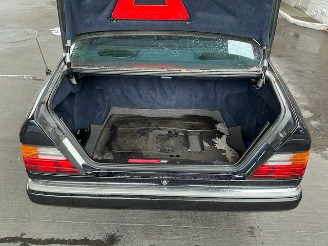 Mercedes 230 oldtimer uit 1990 - afbeelding 16 van  41