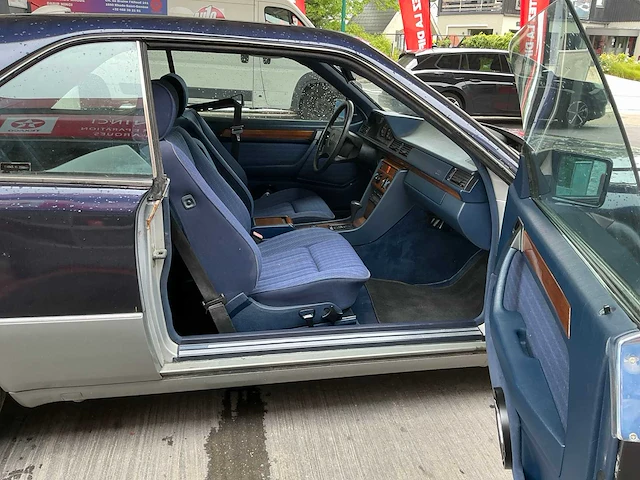 Mercedes 230 oldtimer uit 1990 - afbeelding 17 van  41