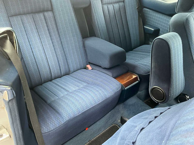 Mercedes 230 oldtimer uit 1990 - afbeelding 18 van  41
