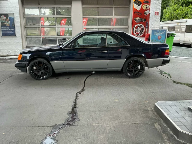 Mercedes 230 oldtimer uit 1990 - afbeelding 12 van  41