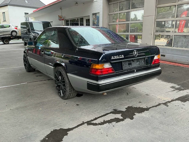 Mercedes 230 oldtimer uit 1990 - afbeelding 23 van  41