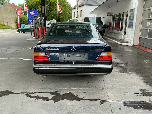 Mercedes 230 oldtimer uit 1990 - afbeelding 34 van  41