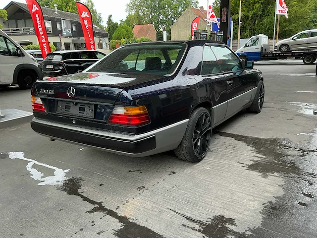 Mercedes 230 oldtimer uit 1990 - afbeelding 37 van  41