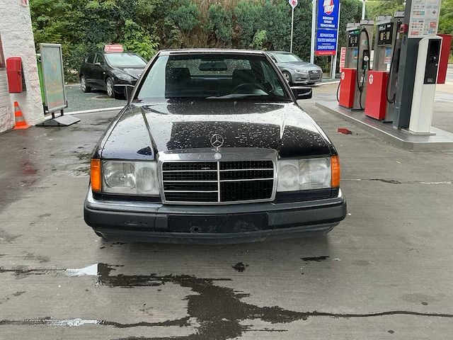 Mercedes 230 oldtimer uit 1990 - afbeelding 40 van  41