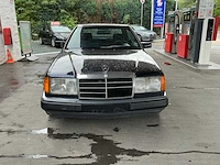 Mercedes 230 oldtimer uit 1990 - afbeelding 40 van  41