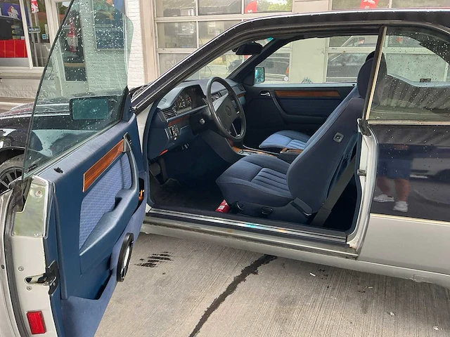 Mercedes 230 oldtimer uit 1990 - afbeelding 41 van  41