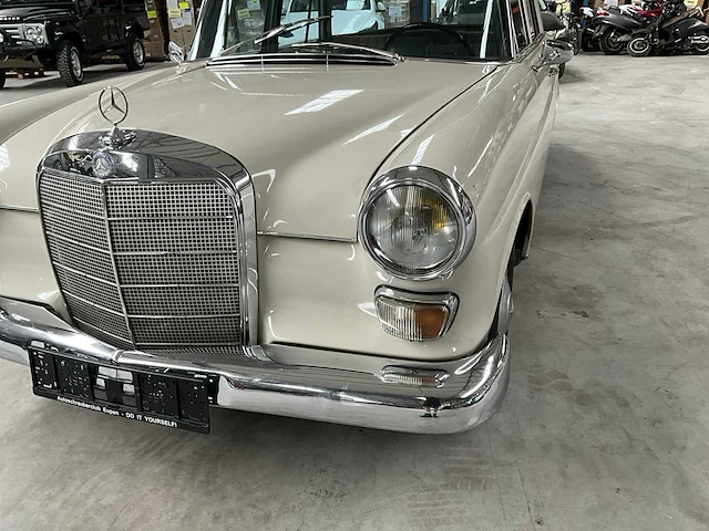 Mercedes 230 w110 - afbeelding 2 van  39