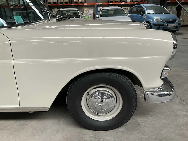 Mercedes 230 w110 - afbeelding 6 van  39