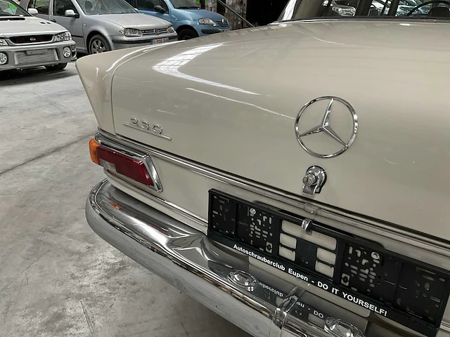 Mercedes 230 w110 - afbeelding 7 van  39