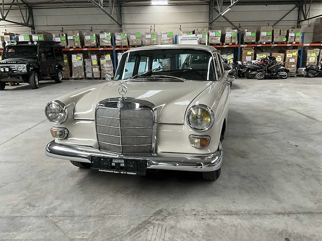 Mercedes 230 w110 - afbeelding 1 van  39