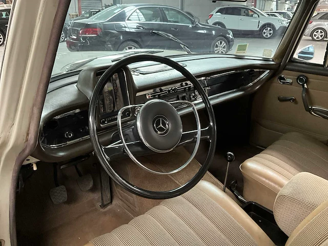 Mercedes 230 w110 - afbeelding 16 van  39