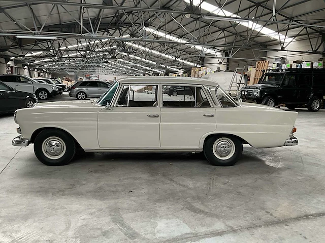 Mercedes 230 w110 - afbeelding 23 van  39