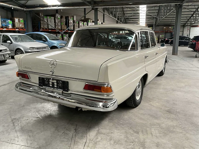 Mercedes 230 w110 - afbeelding 36 van  39