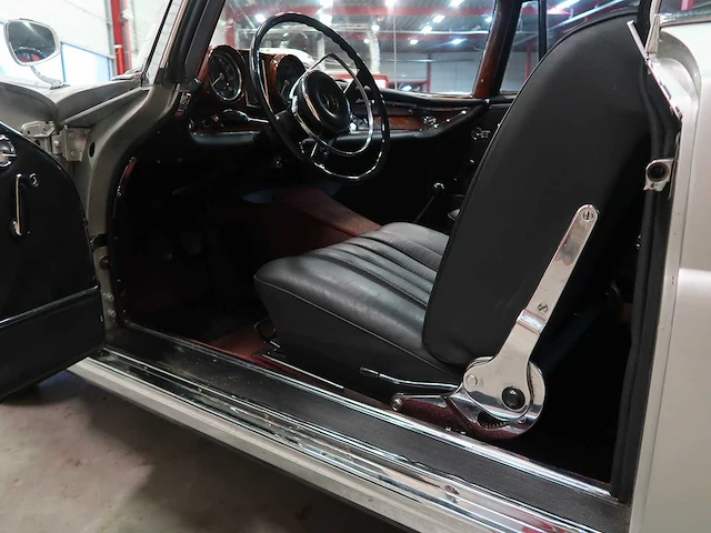 Mercedes 250 coupé - afbeelding 32 van  59