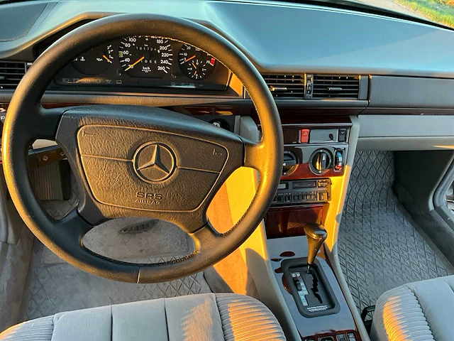 Mercedes-benz - c124 - e320 - oldtimer - afbeelding 12 van  38