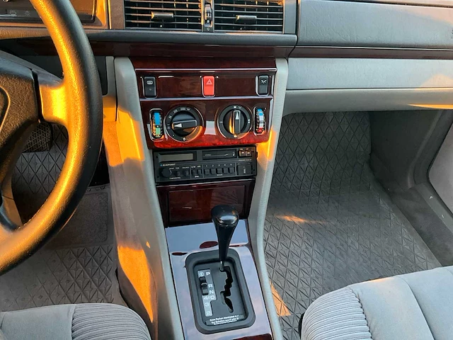 Mercedes-benz - c124 - e320 - oldtimer - afbeelding 13 van  38