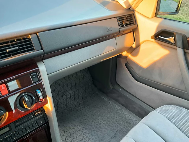 Mercedes-benz - c124 - e320 - oldtimer - afbeelding 16 van  38