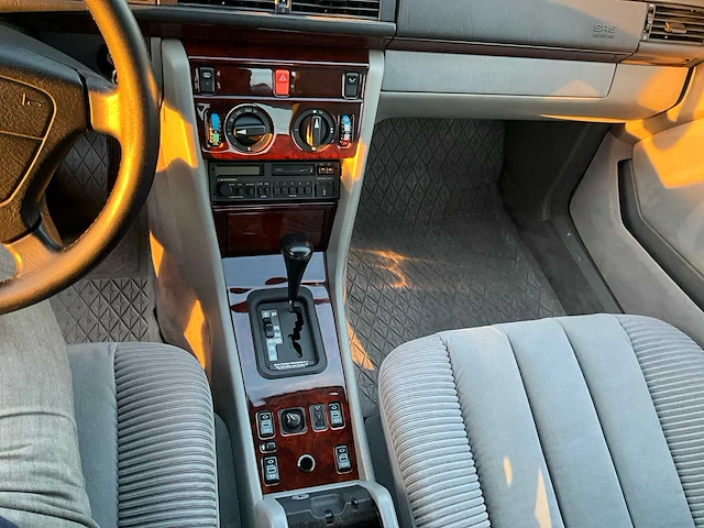 Mercedes-benz - c124 - e320 - oldtimer - afbeelding 17 van  38