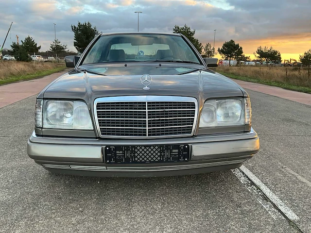 Mercedes-benz - c124 - e320 - oldtimer - afbeelding 2 van  38