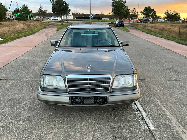 Mercedes-benz - c124 - e320 - oldtimer - afbeelding 3 van  38