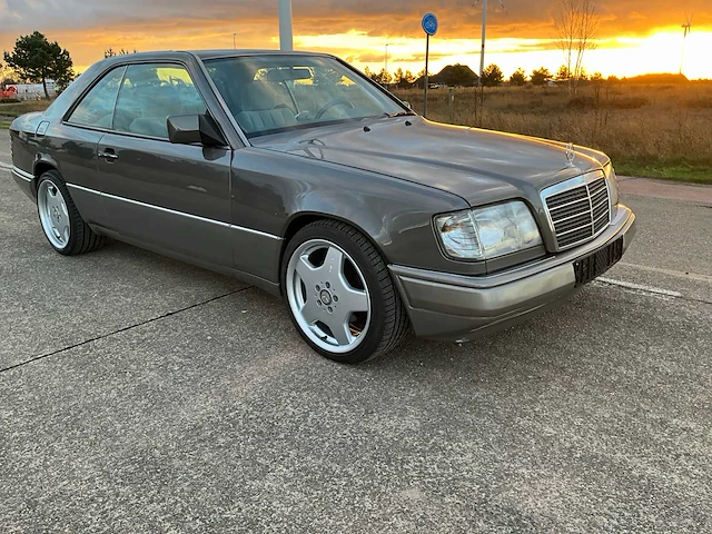 Mercedes-benz - c124 - e320 - oldtimer - afbeelding 4 van  38
