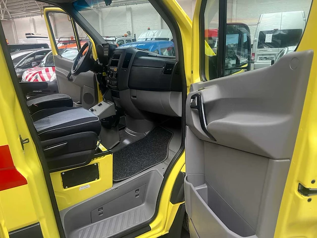 Mercedes-benz - sprinter 318cdi - ambulances - 2007 - afbeelding 16 van  28
