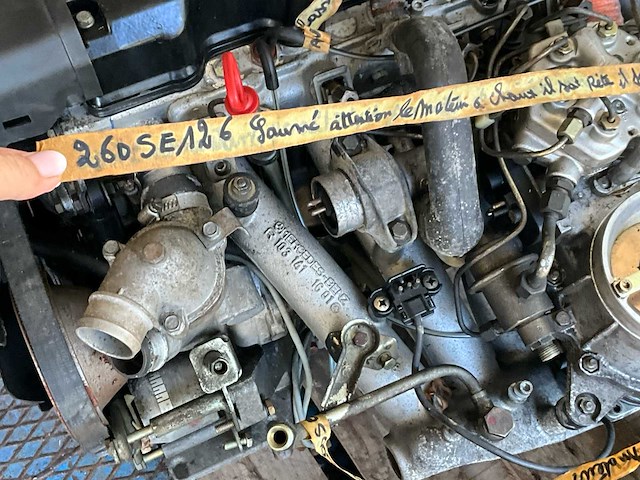 Mercedes-benz 2 originele dieselmotoren – m102 & m103 – 190e / 260se – bouwjaren ±1984–1988 – compleet met injectiesysteem - afbeelding 1 van  7