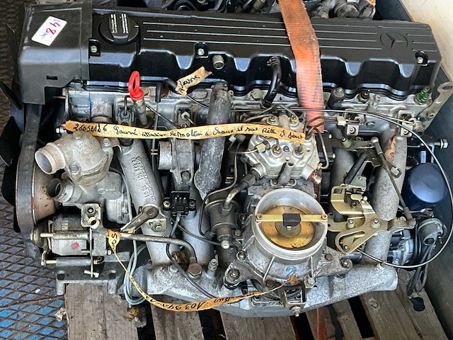 Mercedes-benz 2 originele dieselmotoren – m102 & m103 – 190e / 260se – bouwjaren ±1984–1988 – compleet met injectiesysteem - afbeelding 2 van  7