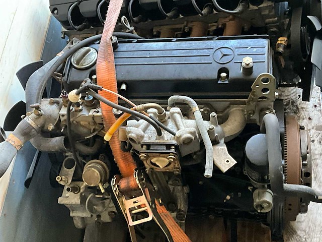 Mercedes-benz 2 originele dieselmotoren – m102 & m103 – 190e / 260se – bouwjaren ±1984–1988 – compleet met injectiesysteem - afbeelding 3 van  7