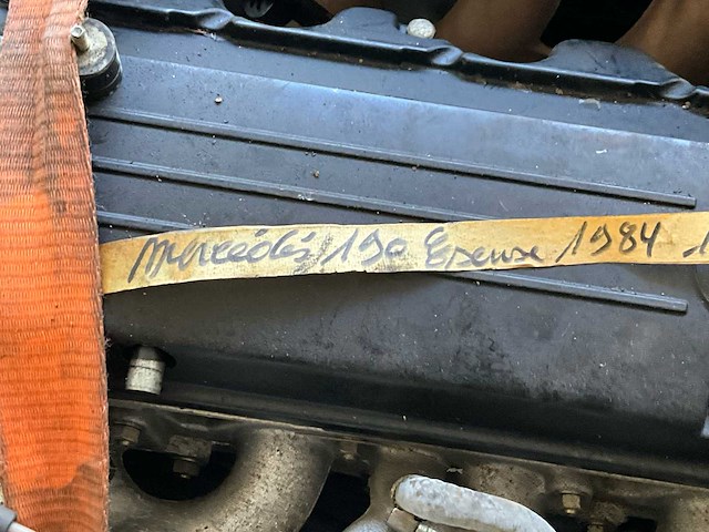 Mercedes-benz 2 originele dieselmotoren – m102 & m103 – 190e / 260se – bouwjaren ±1984–1988 – compleet met injectiesysteem - afbeelding 4 van  7