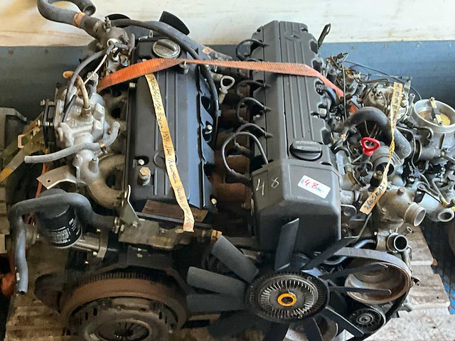 Mercedes-benz 2 originele dieselmotoren – m102 & m103 – 190e / 260se – bouwjaren ±1984–1988 – compleet met injectiesysteem - afbeelding 5 van  7
