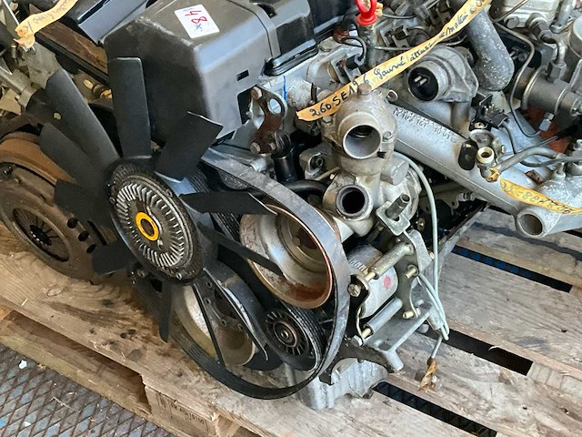 Mercedes-benz 2 originele dieselmotoren – m102 & m103 – 190e / 260se – bouwjaren ±1984–1988 – compleet met injectiesysteem - afbeelding 6 van  7