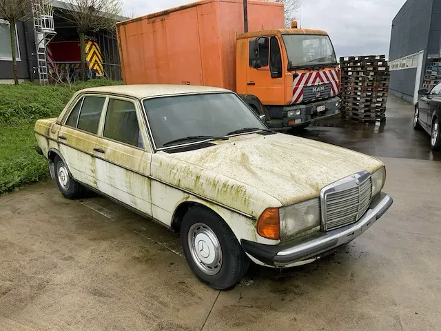 Mercedes-benz 200 oldtimer - afbeelding 3 van  10