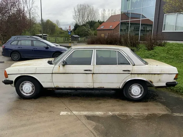 Mercedes-benz 200 oldtimer - afbeelding 8 van  10