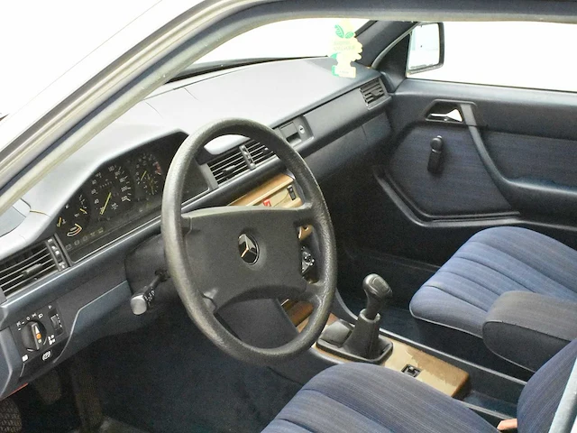 Mercedes benz 230e - afbeelding 4 van  44