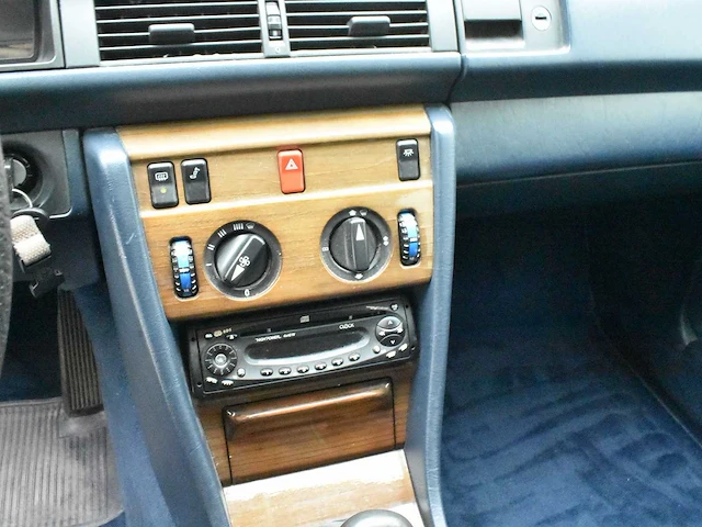 Mercedes benz 230e - afbeelding 8 van  44